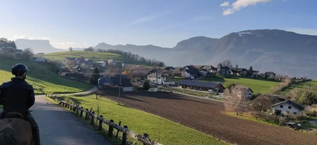 Jean-Baptiste Lacroix, auteur de fantasy français, à cheval en extérieur